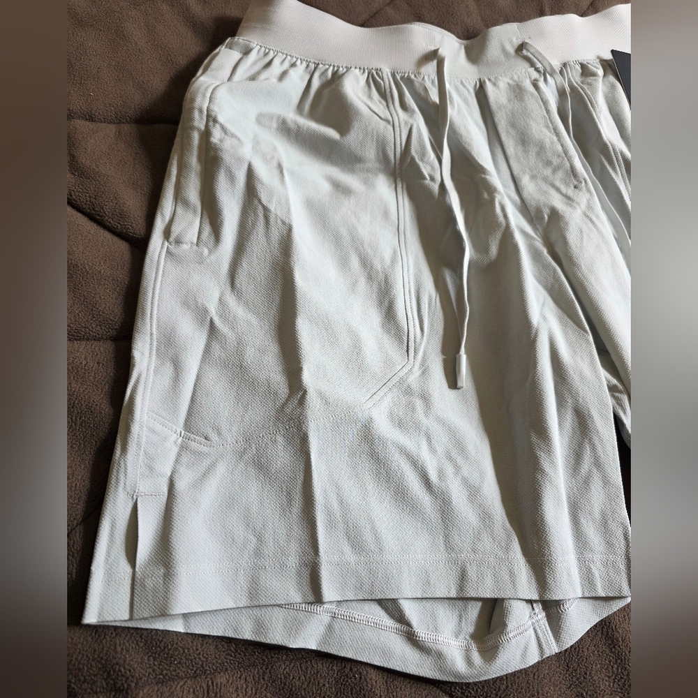 Lululemon FIRE! NWT! License To Train Short LL 7" Updated in Vapor. Sz XL. R2S! - Picture 9 of 15